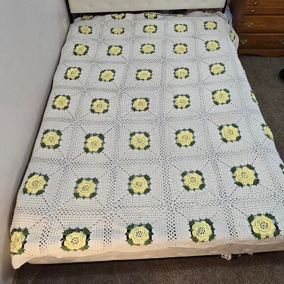 Vintage 60s/70s 3D King Size Yellow Rose Cream Granny Square Blanket